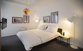 Apartment Wake up in Art